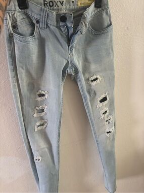 Roxy Light Wash Distressed Skinny Jeans size 3